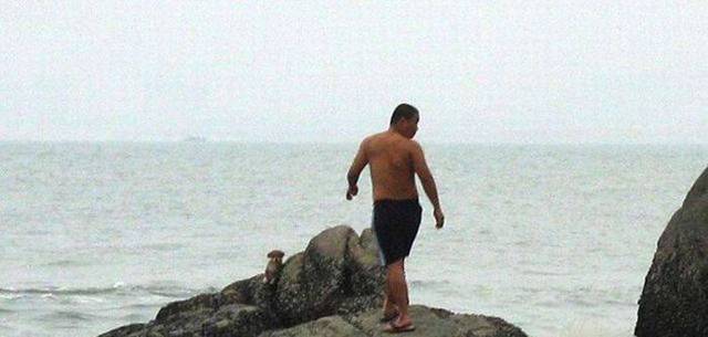 Poor Puppy was thrown into the sea